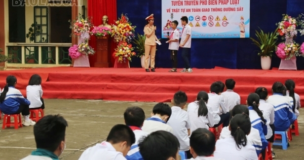 Công an Lào Cai phổ biến luật giao thông đường sắt trong học đường
