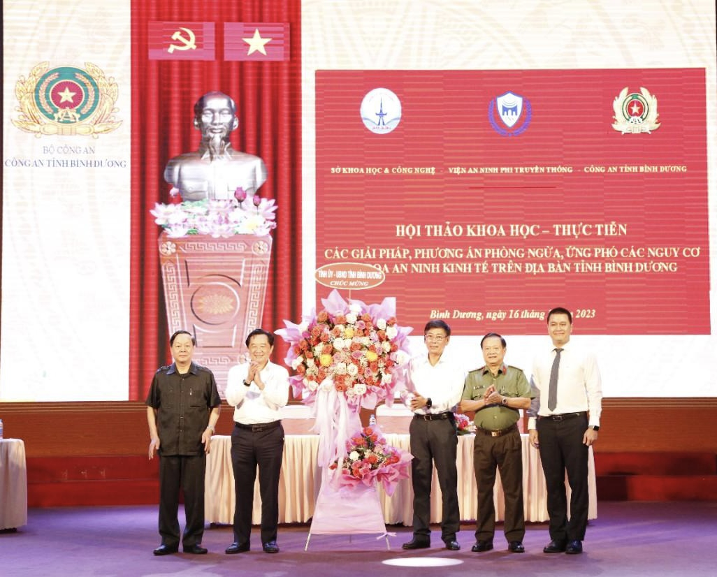 Phó Bí thư thường trực Tỉnh ủy Bình Dương Nguyễn Hoàng Thao và Phó Chủ tịch UBND tỉnh Bình Dương Mai Hùng Dũng tặng hoa chúc mừng ban tổ chức hội thảo.
