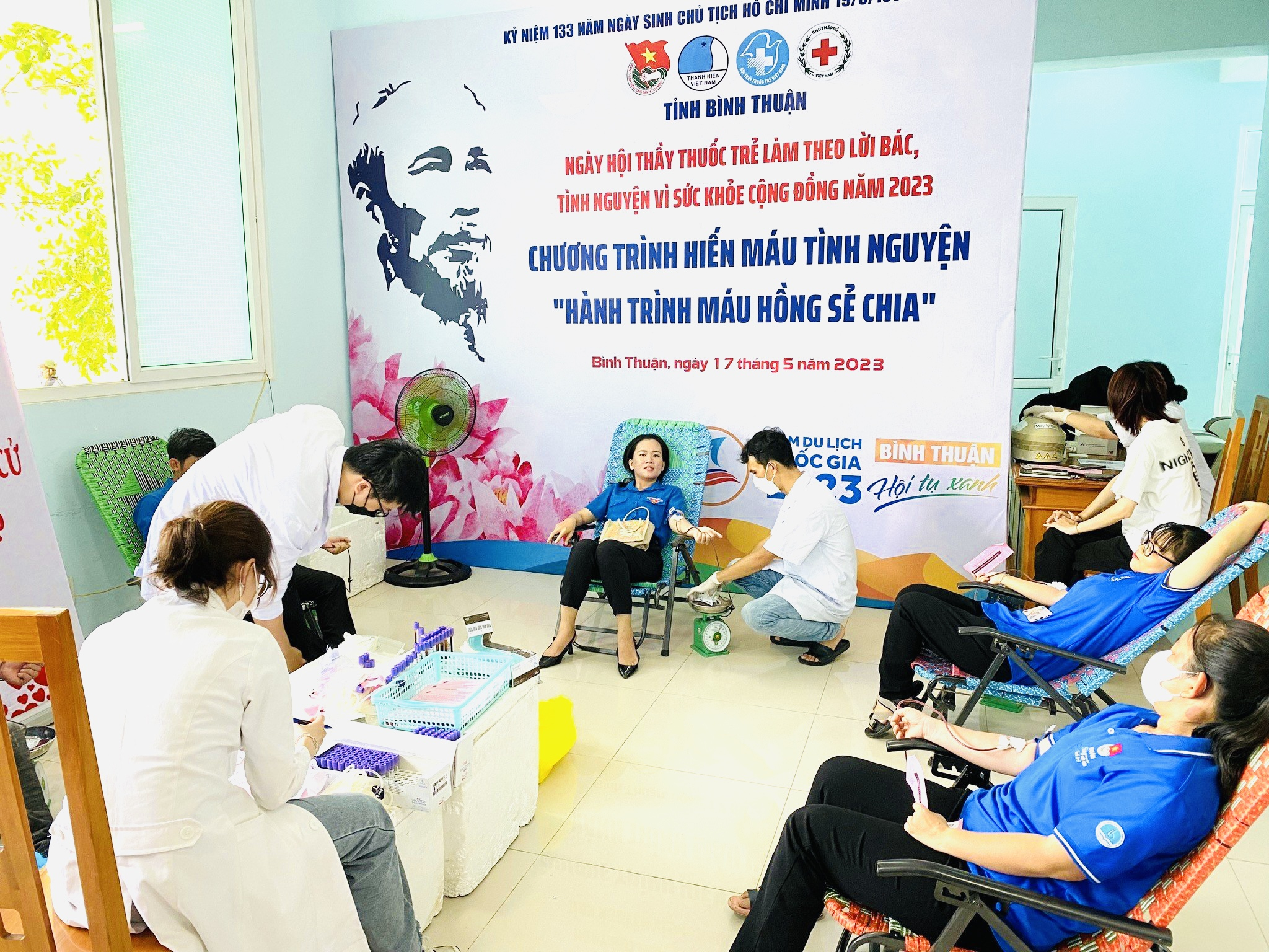 Tỉnh đoàn - Hội LHTN Việt Nam tỉnh phối hợp với Hội Chữ thập đỏ tổ chức hoạt động hiến máu tình nguyện.