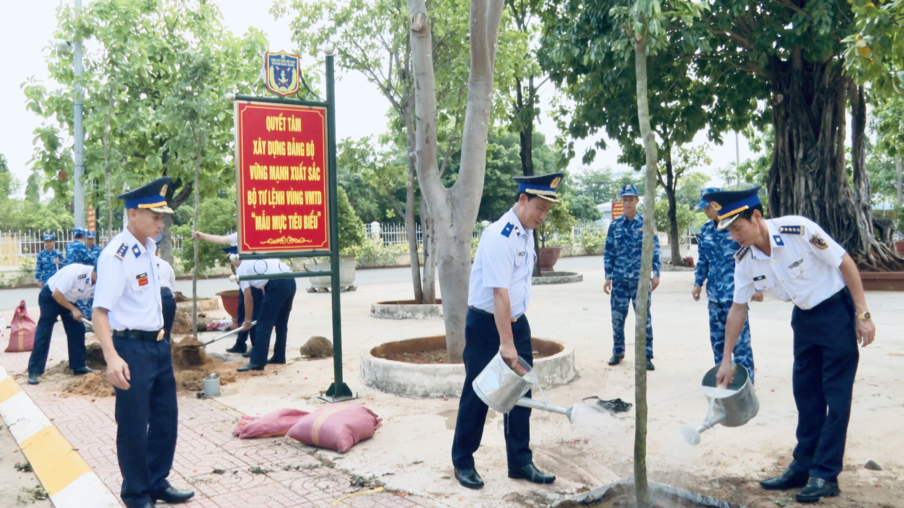 Thủ trưởng Bộ Tư lệnh Vùng Cảnh sát biển 3 tham gia trồng cây cùng cán bộ, chiến sỹ.