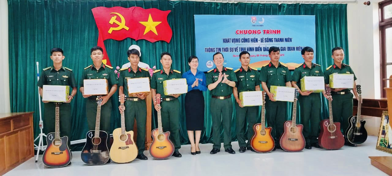 Đoàn công tác đã tặng quà và động viên các cán bộ, chiến sĩ đang công tác tại các đơn vị lực lượng vũ trang trên huyện đảo Phú Quý.
