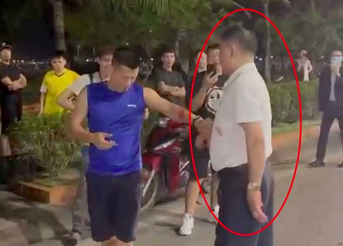 Người đàn ông mặc áo trắng (khoanh đỏ) được xác định là Trưởng Công an phường Bãi Cháy (Ảnh cắt trong clip).