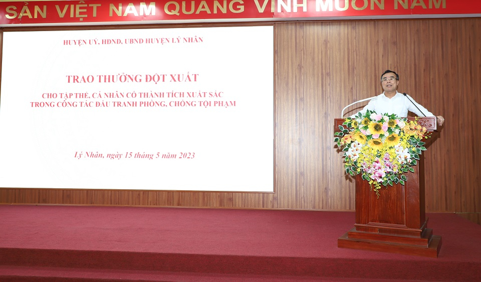 Nguyễn Đức Nhương - Phó Bí thư Huyện uỷ, Chủ tịch UBND huyện phát biểu tại buổi trao thưởng