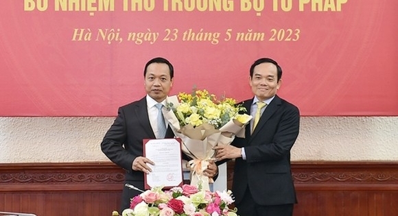 Trao Quyết định điều động, bổ nhiệm đồng chí Trần Tiến Dũng giữ chức Thứ trưởng Bộ Tư pháp