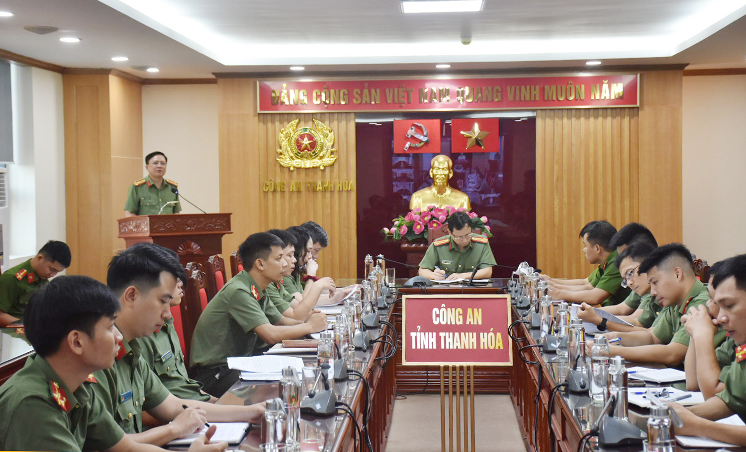 Lãnh đạo Phòng An ninh chính trị nội bộ thông báo một số nội dung liên quan đến các kỳ thi diễn ra trên địa bàn Thanh Hoá. (Ảnh: CATH)