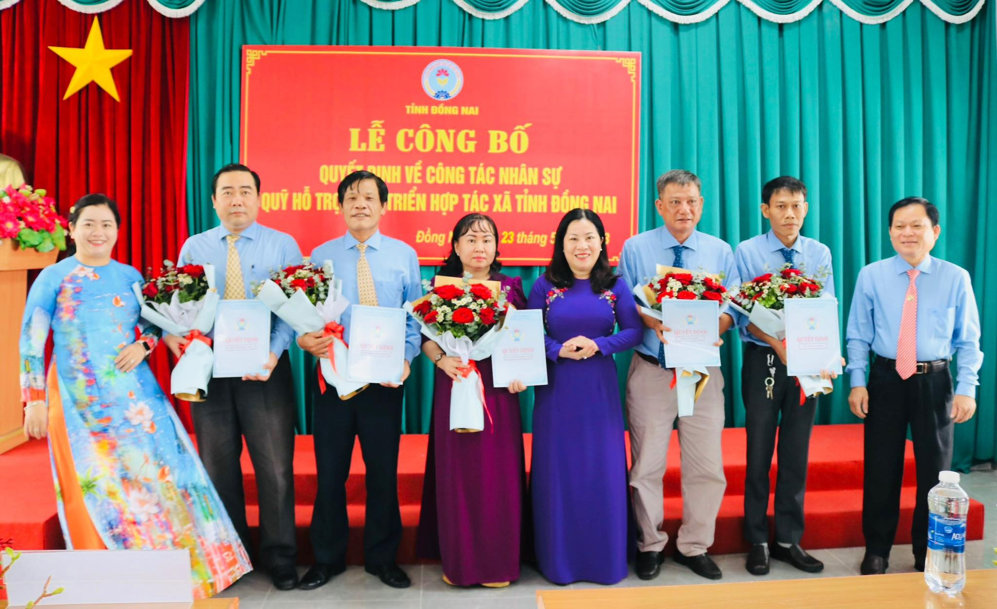 Lãnh đạo Liên minh HTX Đồng Nai trao quyết định bổ nhiệm cho ông Trần Quốc Huy (thứ 2 từ trái qua) và các cán bộ thuộc Quỹ hỗ trợ phát triển HTX tỉnh.