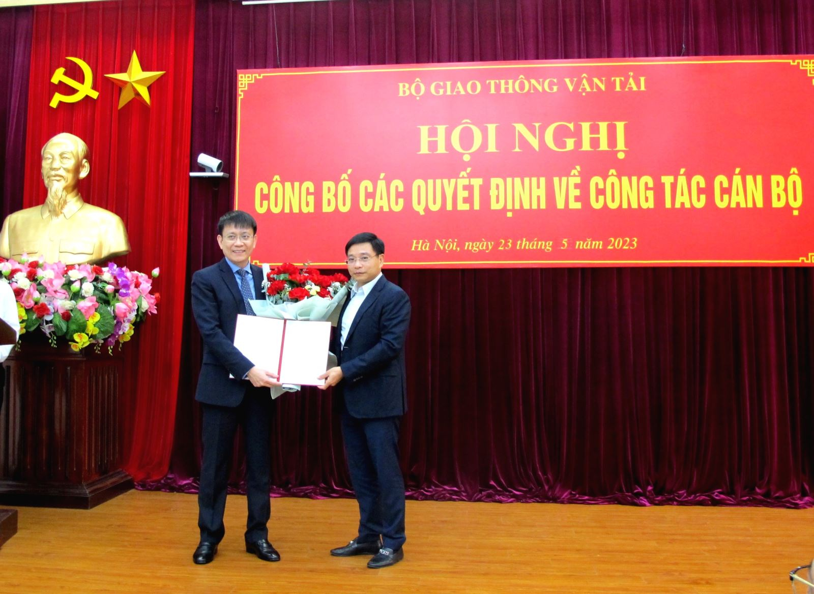 Bộ trưởng Nguyễn Văn Thắng trao Quyết định cho    Tân Cục trưởng Cục Hàng hải VN Lê Đỗ Mười
