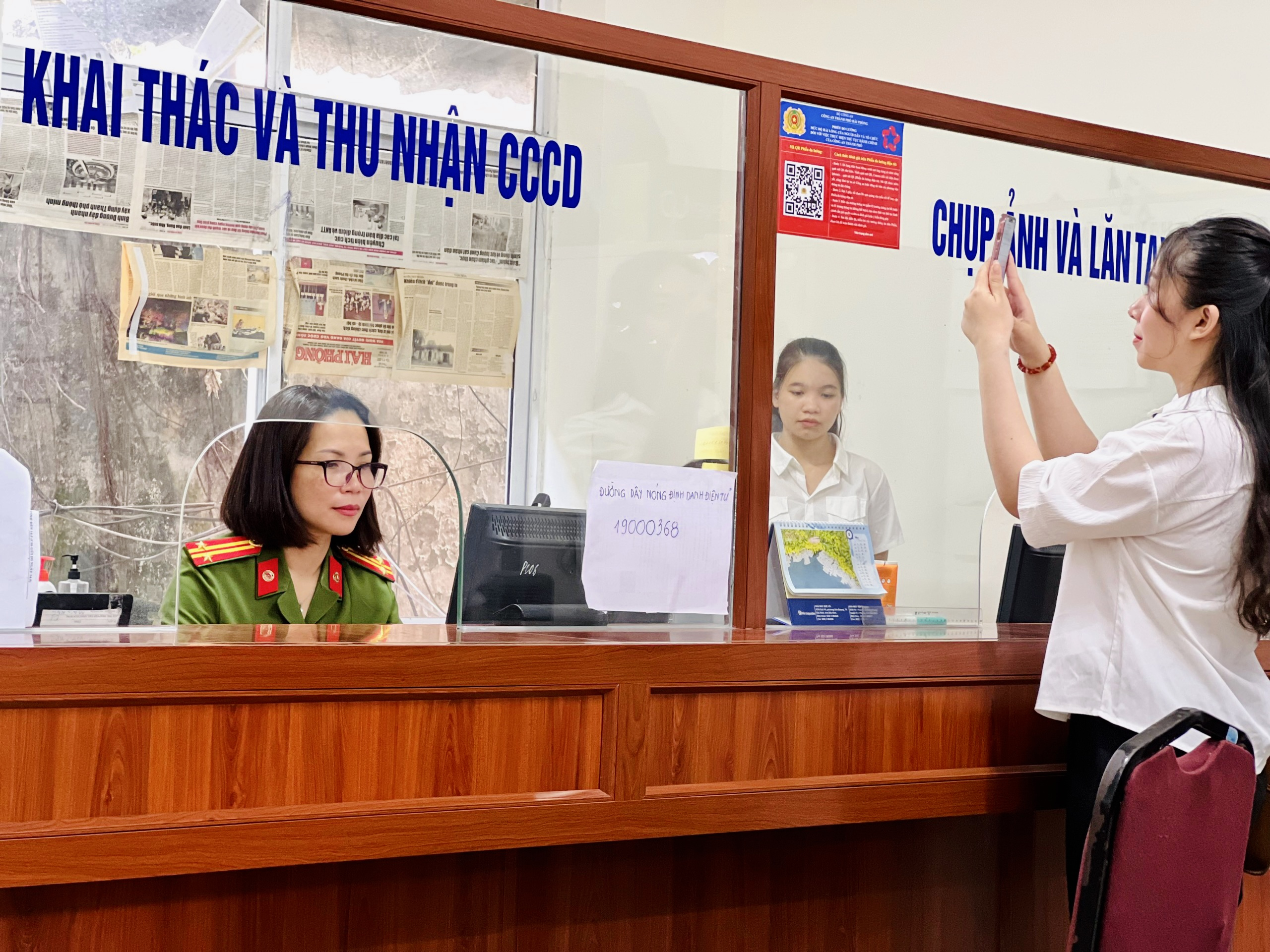 Người dân đánh giá mức độ hài lòng trong giải quyết TTHC của Công an quận Ngô Quyền.