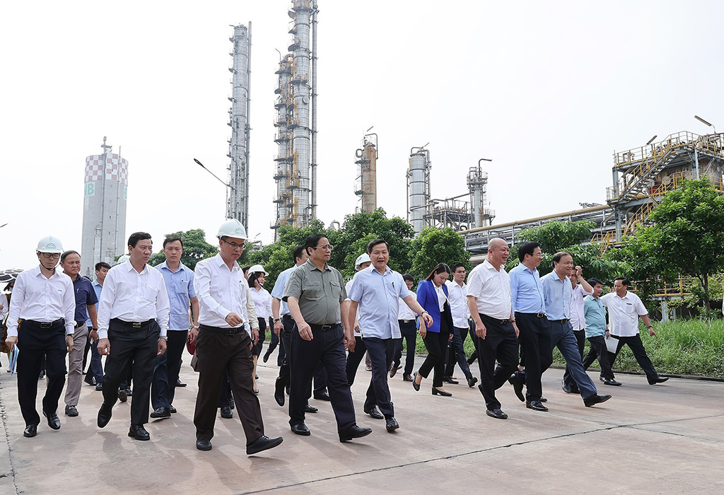 Thủ tướng Phạm Minh Chính cùng đoàn công tác của Chính phủ trực tiếp kiểm tra thực địa tại Dự án cải tạo, mở rộng Nhà máy sản xuất đạm Hà Bắc vào ngày 13/8/2022. (Ảnh: Ủy ban Quản lý vốn nhà nước tại doanh nghiệp)