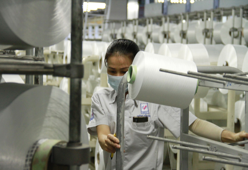Sản xuất sợi polyester (DTY) tại Nhà máy Xơ sợi polyester Đình Vũ.