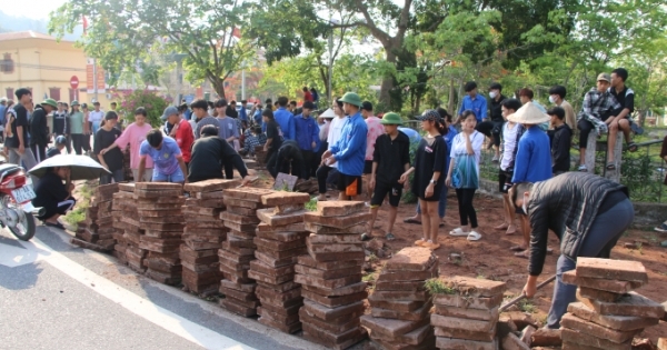 Điện Biên: Hàng chục học sinh tay trần, “đội nắng” lao động trên công trường dự án 30 tỷ đồng