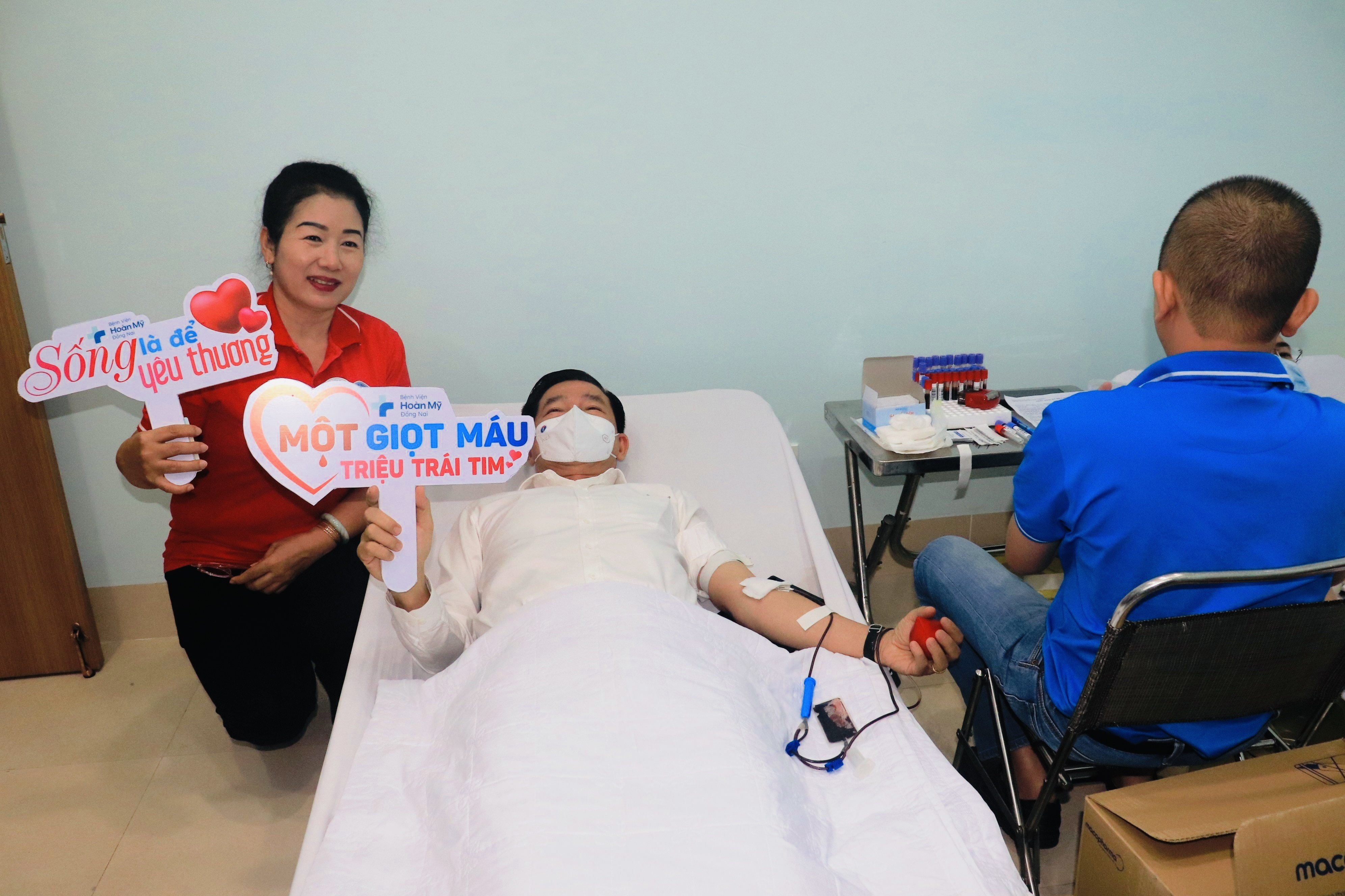 Bí Thư Tỉnh ủy Đồng Nai Nguyễn Hồng Lĩnh tham gia hiến máu tình nguyện.