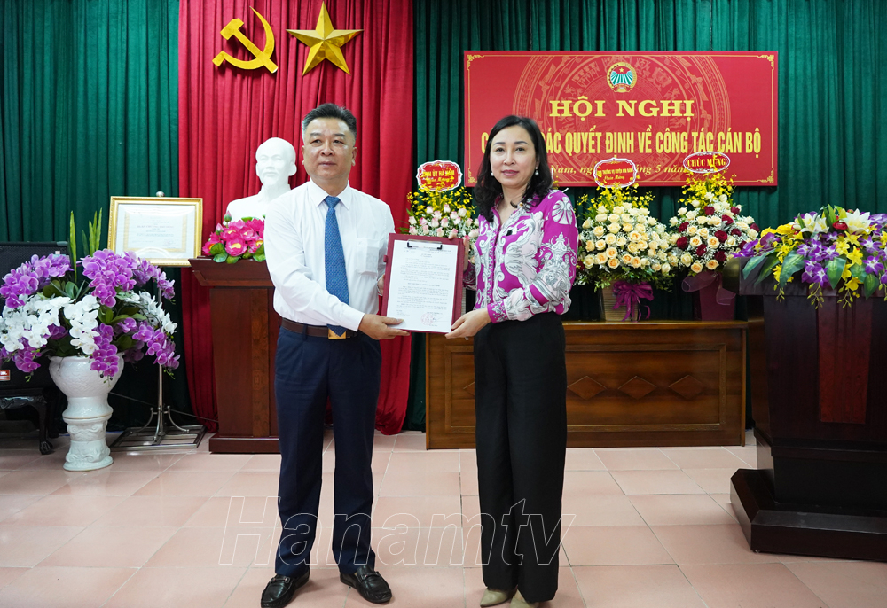 Đồng chí Đinh Thị Lụa, Phó Bí thư Thường trực Tỉnh ủy trao quyết định của BTV Tỉnh ủy cho đồng chí Nguyễn Mạnh Tuấn