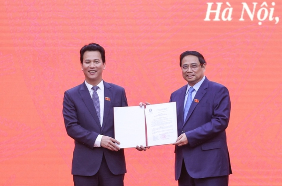 Thủ tướng Phạm Minh Chính trao Quyết định của Chủ tịch nước bổ nhiệm ông Đặng Quốc Khánh, Bí thư Tỉnh ủy Hà Giang làm Bộ trưởng Bộ Tài nguyên và Môi trường nhiệm kỳ 2021-2026. Ảnh: VGP