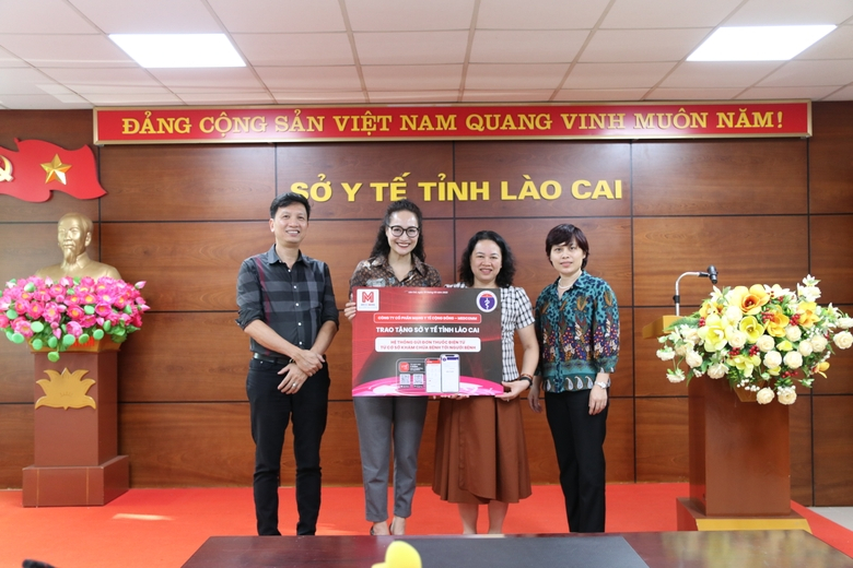 Công ty Cổ phần mạng y tế cộng đồng Medcomm trao tặng “Giải pháp gửi đơn thuốc điện tử” cho Sở Y tế Lào Cai.