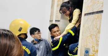 Thanh Hoá: Giải cứu thành công 4 học sinh mắc kẹt trong thang máy