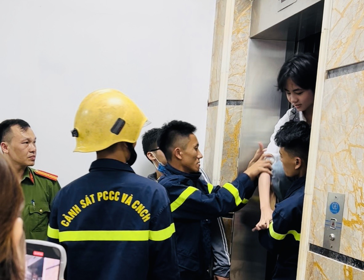 Lực lượng CNCH kịp thời giải cứu 4 học sinh mắc kẹt trong thang máy. (Ảnh: CATH)