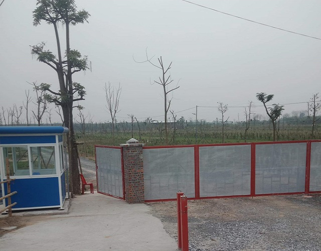 Trang trại dê xây trên đất nông nghiệp được bao phủ lớp tường bao kiên cố. Ảnh Phong Vân