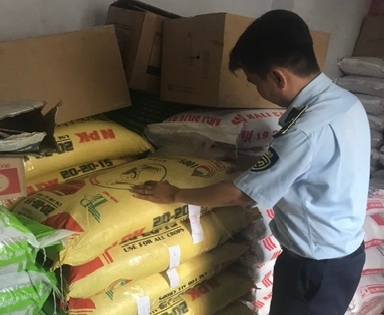 Thu hồi 5 tấn phân bón không được lưu hành tại Việt Nam