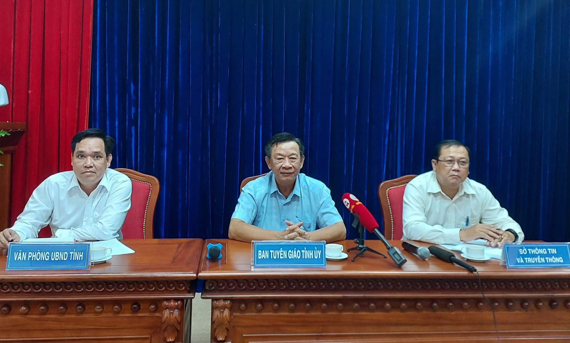 Ông Hồ Trung Việt - Trưởng ban Tuyên giáo Tỉnh ủy Cà Mau (giữa) chủ trì buổi họp báo về đoạn clip nghi vấn Phó Chủ tịch huyện mặc cả