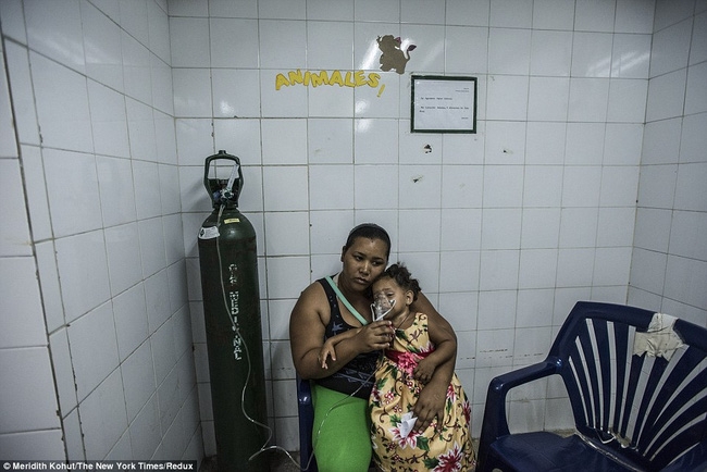 Hai mẹ con trong một bệnh viện c&ocirc;ng ở Venezuela (Ảnh: Reuters).