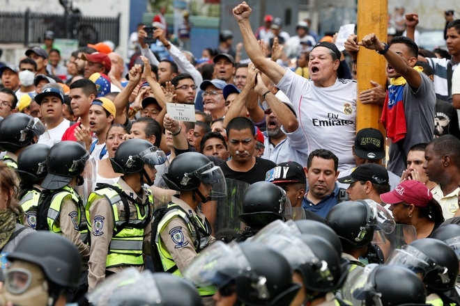 Biểu t&igrave;nh ở thủ đ&ocirc; Caracas (Ảnh: Reuters).