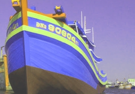Lật tàu cá vỏ gỗ lớn nhất Miền Trung: 2 thuyền viên mất tích