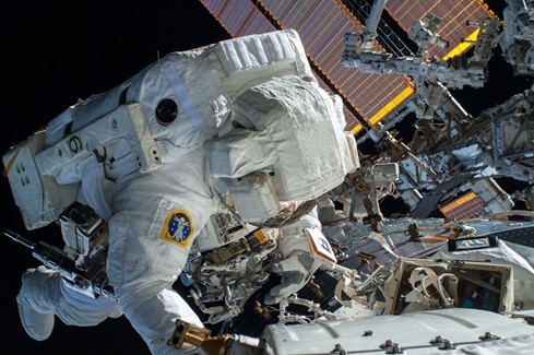 Phi h&agrave;nh gia Terry Virts thuộc NASA l&agrave;m việc tr&ecirc;n ISS ẢNH: REUTERS