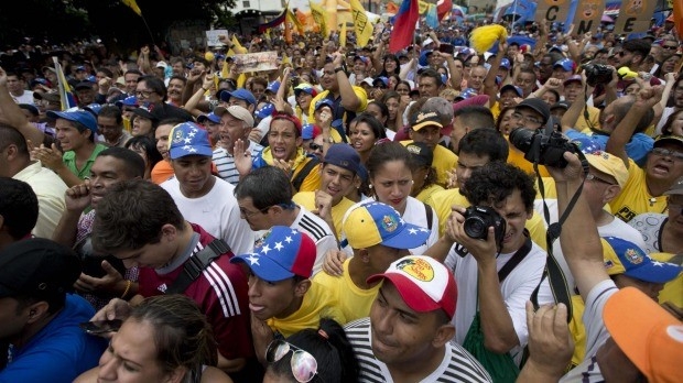 Rất đ&ocirc;ng người biểu t&igrave;nh phản đối ch&iacute;nh phủ của Tổng thống Nicolas Maduro đổ ra đường ở thủ đ&ocirc; Caracas hồi th&aacute;ng 5. (Ảnh: AP).