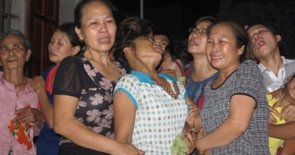 Nước mắt trong đêm trắng đón thi thể các nạn nhân vụ nổ xe khách tại Lào