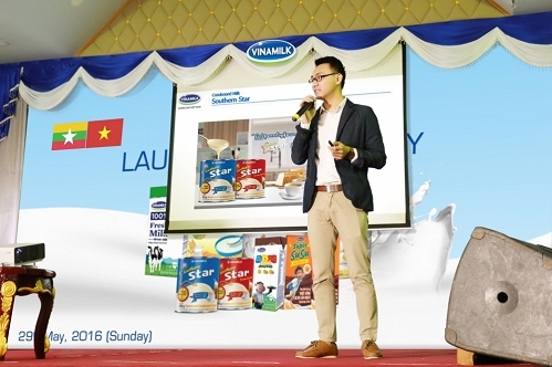 Đại diện bộ phận Marketing Quốc tế Vinamilk đang giới thiệu những sản phẩm Sữa chất lượng, đa dạng của Vinamilk đến người ti&ecirc;u d&ugrave;ng, truyền th&ocirc;ng, v&agrave; c&aacute;c đối t&aacute;c tại Myanmar.