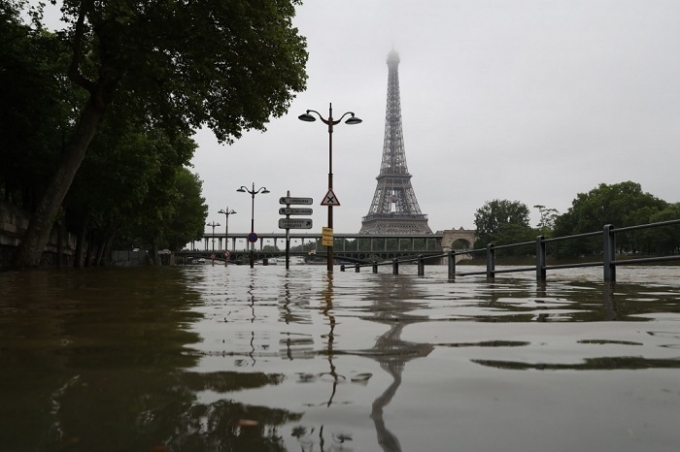 Mực nước ở s&ocirc;ng Seine giữa l&ograve;ng Paris d&acirc;ng cao qu&aacute; bờ nh&igrave;n từ g&oacute;c phố gần th&aacute;p Eiffel.&nbsp;  Những trận mưa lớn k&eacute;o d&agrave;i tr&ecirc;n khắp ch&acirc;u &Acirc;u l&agrave;m &iacute;t nhất 10 người chết v&agrave; nhiều đ&ocirc; thị bị ngập, trong đ&oacute; c&oacute; Paris v&agrave; c&aacute;c th&agrave;nh phố kh&aacute;c của Ph&aacute;p. (Ảnh: AFP).