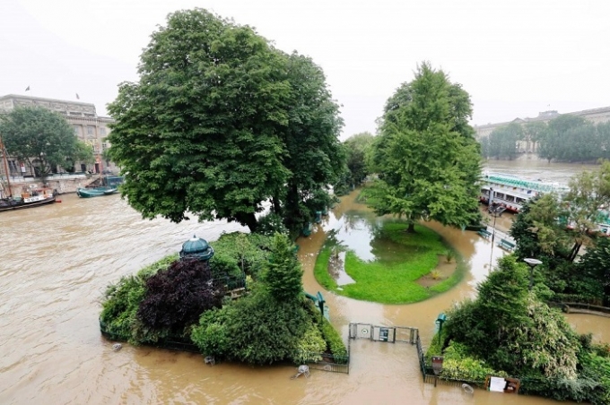T&igrave;nh trạng lũ lụt buộc Tổng thống Francois Hollande  ban bố t&igrave;nh trạng thảm họa thi&ecirc;n nhi&ecirc;n tại c&aacute;c khu vực nằm ven bờ s&ocirc;ng Seine. (Ảnh: AFP).