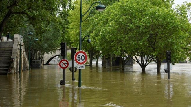 Nước s&ocirc;ng Seine tr&agrave;n bờ, g&acirc;y ra lụt lội tr&ecirc;n nhiều tuyến phố. (Ảnh: AFP)