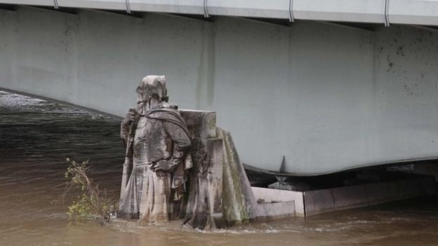 Nước d&acirc;ng ngập ch&acirc;n bức tượng Zouave tr&ecirc;n trụ cầu bắc qua s&ocirc;ng Seine. (Ảnh: Reuters)