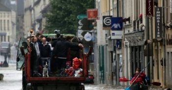 Chùm ảnh: Nước lũ bao vây Paris trước thềm Euro 2016