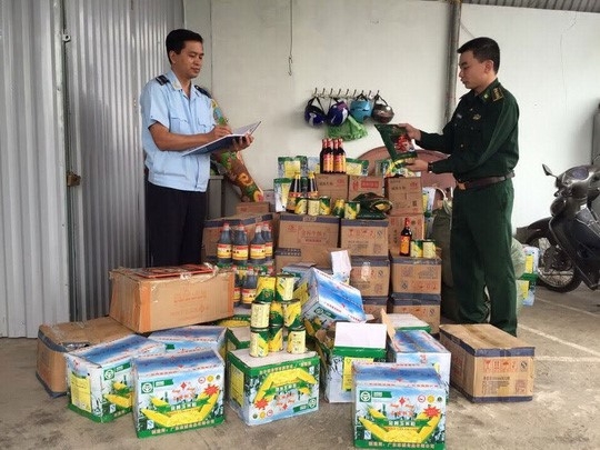 Lực lượng chức năng tỉnh Quảng Ninh thu giữ h&oacute;a chất nhập lậu.
