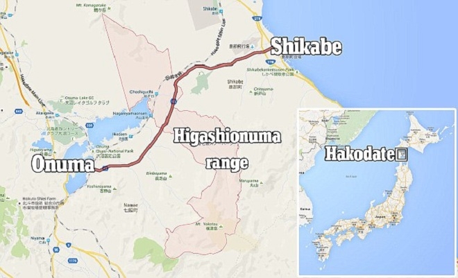 Yamato bị bố mẹ đuổi xuống xe ở Hakodate, v&ugrave;ng n&uacute;i Higashionuma nằm giữa Shikabe v&agrave; Onuma. Cậu b&eacute; vẫn tỉnh t&aacute;o l&uacute;c được t&igrave;m thấy, hỏi xin nước uống, b&aacute;nh mỳ v&agrave; cơm nắm. (Đồ họa:&nbsp;Guardian)