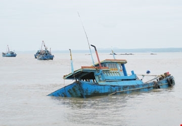 Tìm thấy 2 thi thể thuyền viên vụ lật tàu cá vỏ gỗ ở biển miền Trung