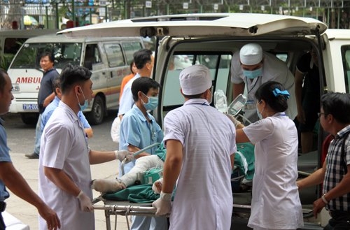 Hai người bị bỏng nặng, được chuyển tới Bệnh viện đa khoa tỉnh Kh&aacute;nh H&ograve;a. Ảnh: Xu&acirc;n Ngọc.