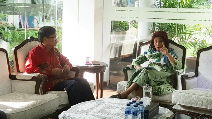Đại sứ Ho&agrave;ng Anh Tuấn trao đổi với Bộ trưởng Susi&nbsp;Pudjiastut.
