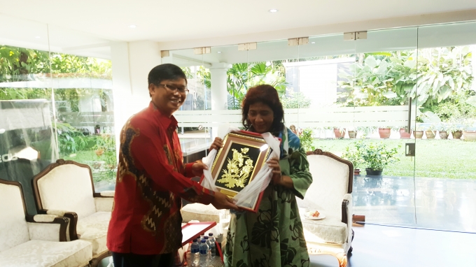 Đại sứ Ho&agrave;ng Anh Tuấn tặng qu&agrave; lưu niệm cho Bộ trưởng Susi.