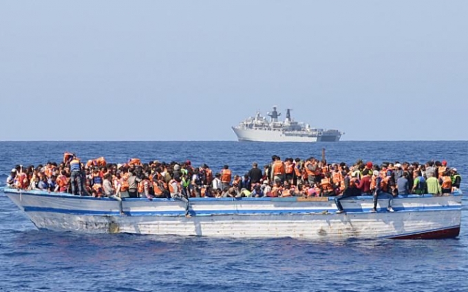 H&agrave;nh tr&igrave;nh vượt biển đầy nguy hiểm của những người di cư (Ảnh: AFP).