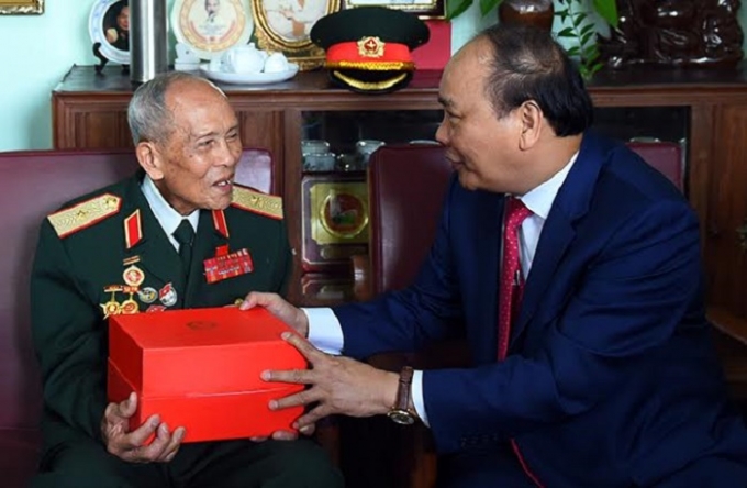 Thủ tướng thăm Thiếu tướng Phạm Văn Kha (93 tuổi), c&aacute;n bộ l&atilde;o th&agrave;nh c&aacute;ch mạng 70 năm tuổi Đảng.