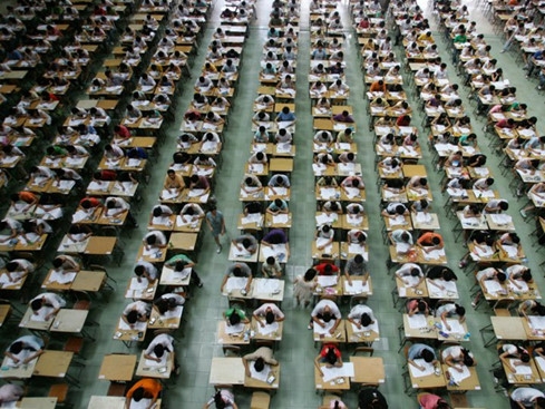 Một buổi thi tuyển sinh đại học ở tỉnh Sơn Đ&ocirc;ng, Trung Quốc - Ảnh: Reuters