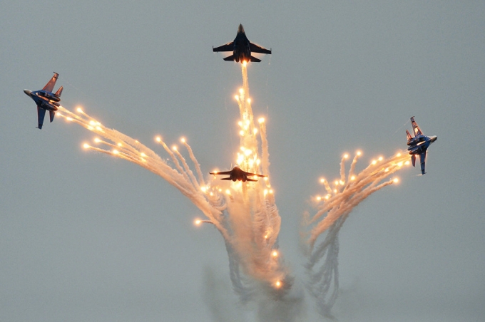 M&agrave;n biểu diễn của Su-27 (Tr&aacute;ng sĩ Nga). (Ảnh: Sputnik).
