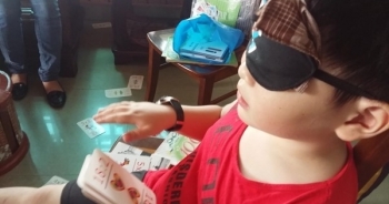 Cậu bé mang bệnh ác tính có khả năng kì lạ: Bịt mắt vẫn đọc được sách
