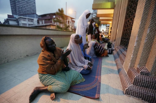 T&iacute;n đồ Hồi gi&aacute;o Nigeria cầu nguyện trong ng&agrave;y đầu ti&ecirc;n của th&aacute;ng lễ Ramadan tại nh&agrave; thờ Hồi gi&aacute;o ở Lagos. (Ảnh: AP/Sunday Alamba)