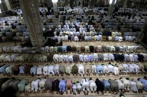 T&iacute;n đồ Hồi gi&aacute;o Pakistan cầu nguyện tại nh&agrave; thờ Hồi gi&aacute;o ở Karachi trong ng&agrave;y đầu ti&ecirc;n của th&aacute;ng lễ Ramadan. (Ảnh: AP/Shakil Adil)