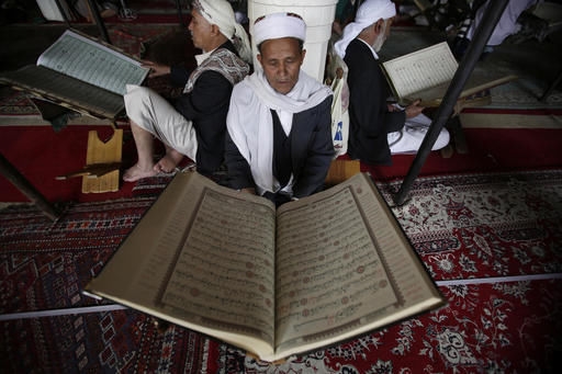 Những người đ&agrave;n &ocirc;ng theo đạo Hồi ở Sanaa, Yemen đọc kinh Quran v&agrave; s&aacute;ch th&aacute;nh. (Ảnh: AP/Hani Mohammed)